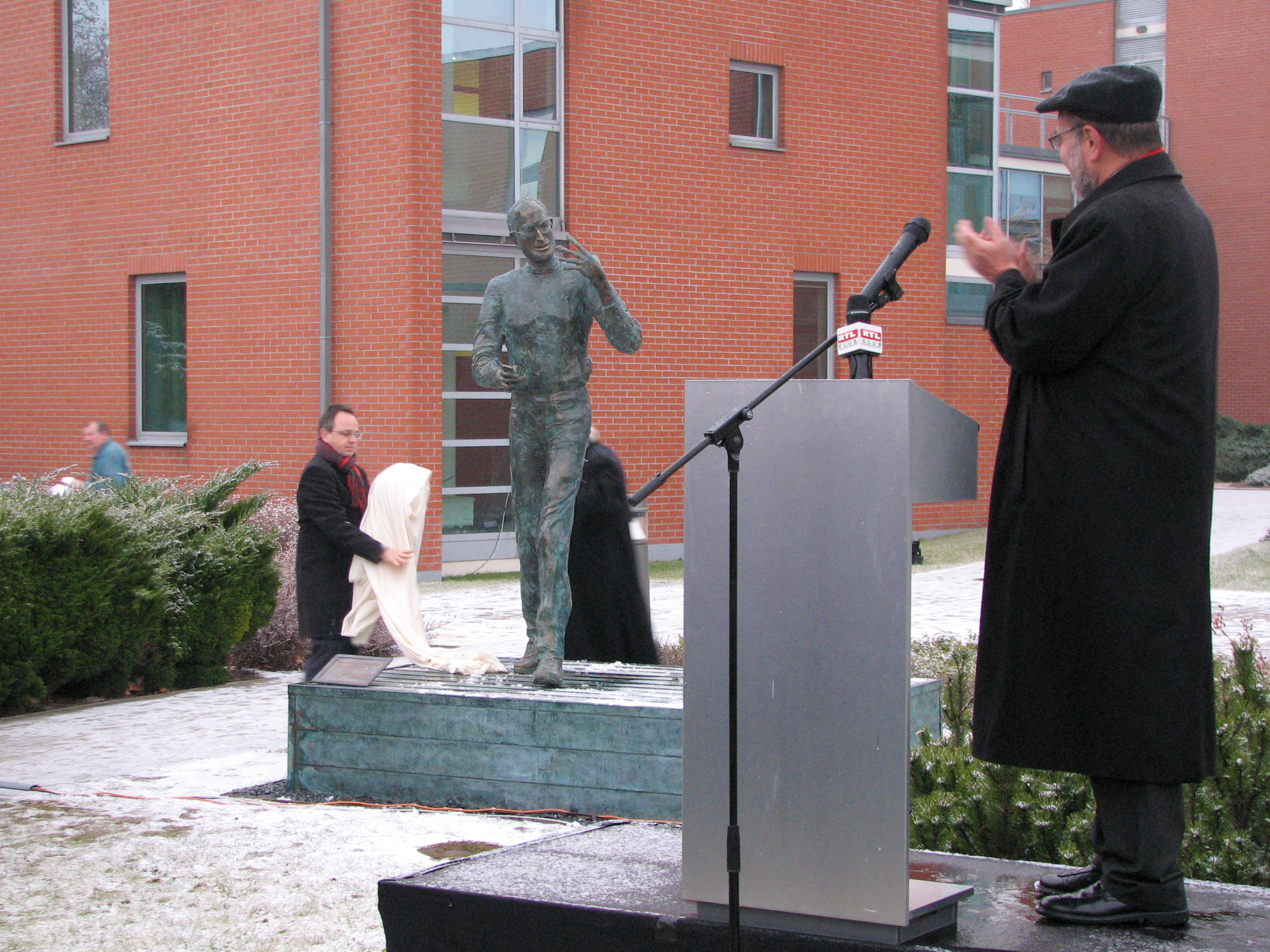 A Steve Jobs-szobor avatása, 2011. december 21.