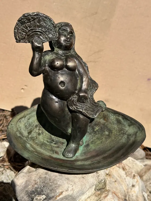Hölgy legyezővel (szökőkút) – 2